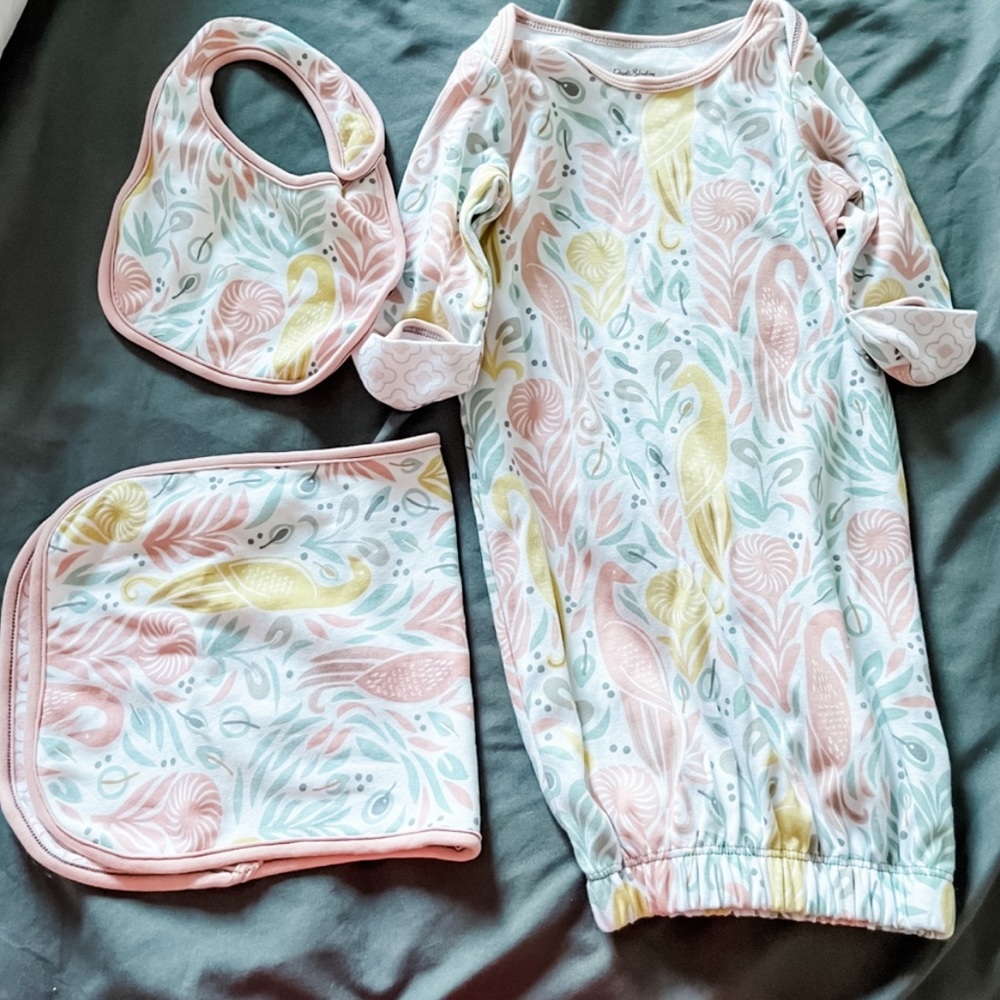 Dwell Studios 4 Piece Set: baby gown, hat, bib and burp cloth set | 0-6